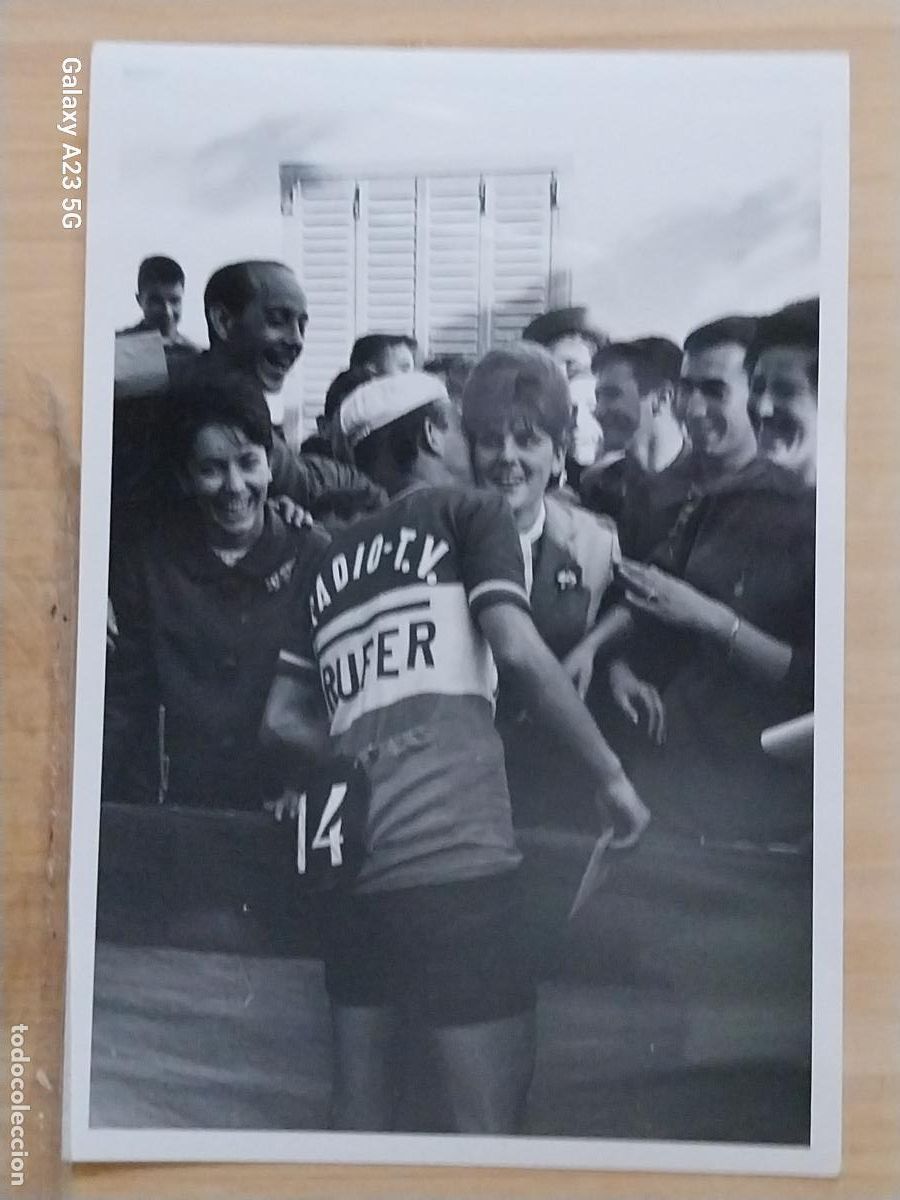 Coleccionismo deportivo: CICLISMO CARRERA A&Ntilde;OS 60 CICLISTA TROFEOS FOTO 16.5X11.3 CMS ORIGINAL EPOCA