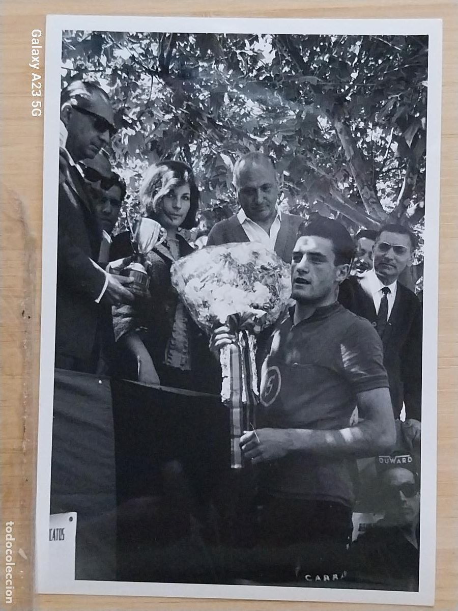 Coleccionismo deportivo: CICLISMO CARRERA A&Ntilde;OS 60 CICLISTA TROFEO FLORES FOTO 16.5X11.3 CMS ORIGINAL EPOCA