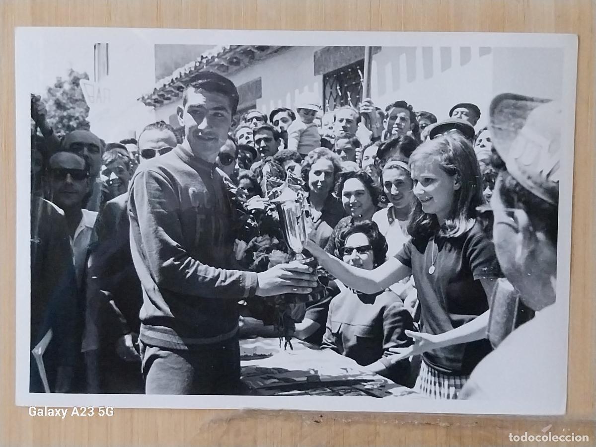 Coleccionismo deportivo: CICLISMO CARRERA A&Ntilde;OS 60 CICLISTA TROFEO FLORES *+ FOTO 16.5X11.3 CMS ORIGINAL EPOCA