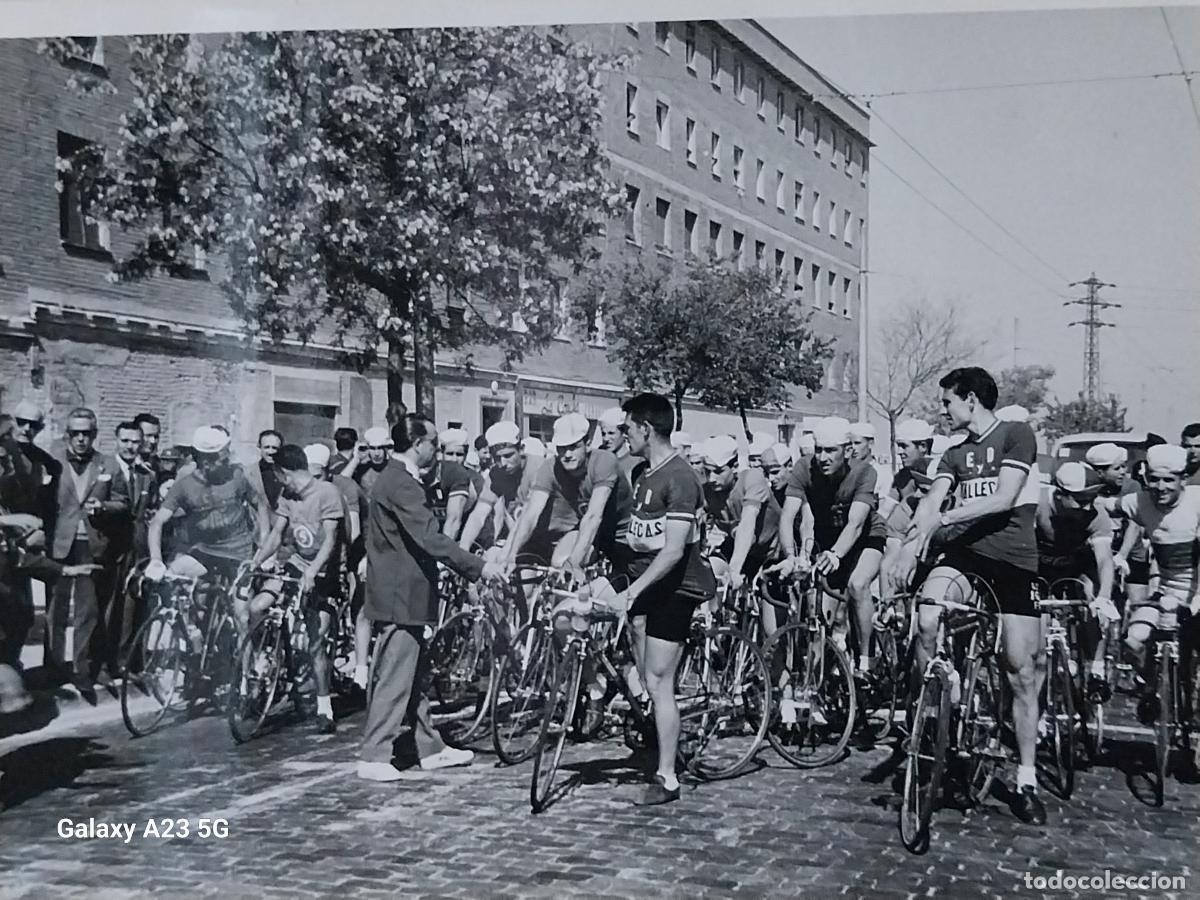 Coleccionismo deportivo: CICLISMO CARRERA A&Ntilde;OS 60 CICLISTAS CONTROL SALIDA FOTO 16.5X11.3 CMS ORIGINAL EPOCA