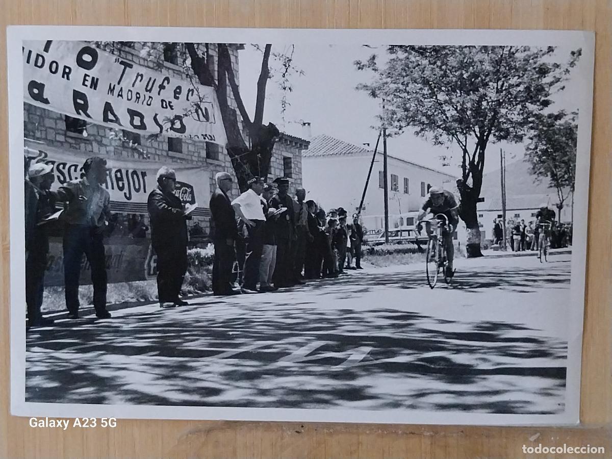 Coleccionismo deportivo: CICLISMO CARRERA A&Ntilde;OS 60 CICLISTAS JUEZ GUARDIA CIVIL SALIDA FOTO 16.5X11.3 CMS ORIGINAL EPOCA