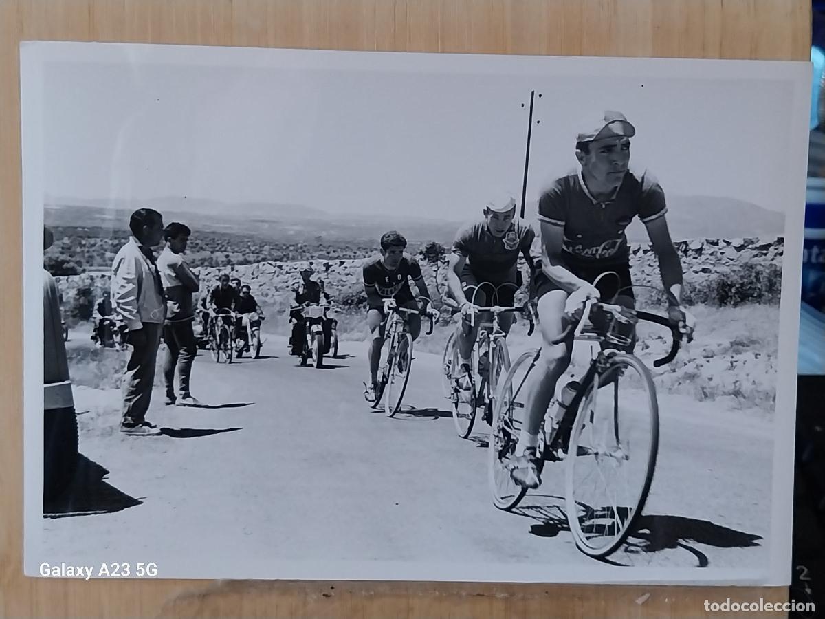 Coleccionismo deportivo: CICLISMO CARRERA A&Ntilde;OS 60 CICLISTAS MOTORISTA SALIDA FOTO 16.5X11.3 CMS ORIGINAL EPOCA