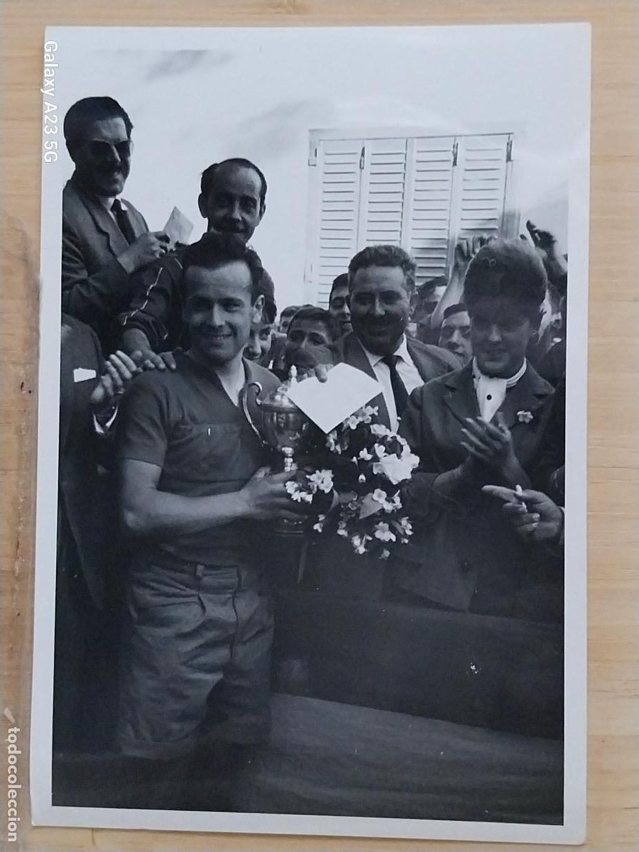 Coleccionismo deportivo: CICLISMO CARRERA A&Ntilde;OS 60 CICLISTA TROFEOS -- FOTO 16.5X11.3 CMS ORIGINAL EPOCA