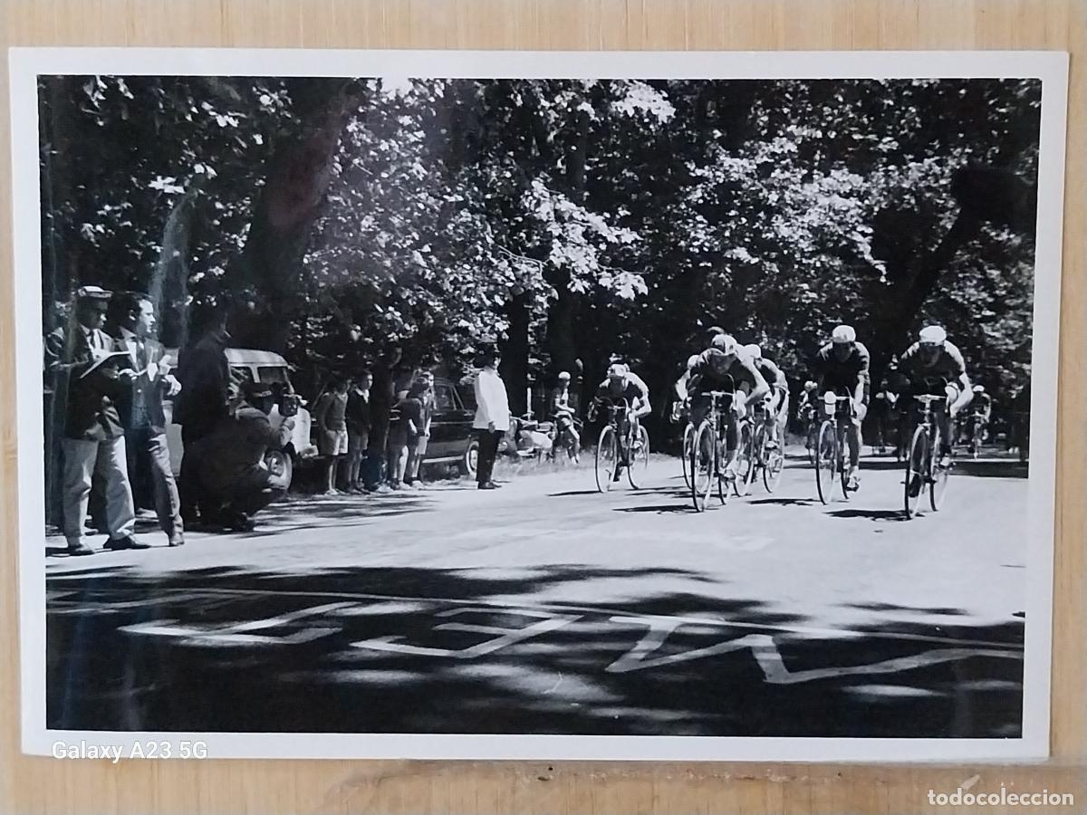 Coleccionismo deportivo: CICLISMO CARRERA A&Ntilde;OS 60 CICLISTAS LINEA META -- FOTO 16.5X11.3 CMS ORIGINAL EPOCA