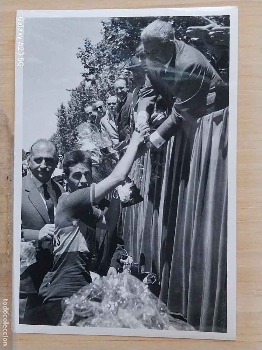 Coleccionismo deportivo: CICLISMO CARRERA A&Ntilde;OS 60 CICLISTA FLORES -- FOTO 16.5X11.3 CMS ORIGINAL EPOCA