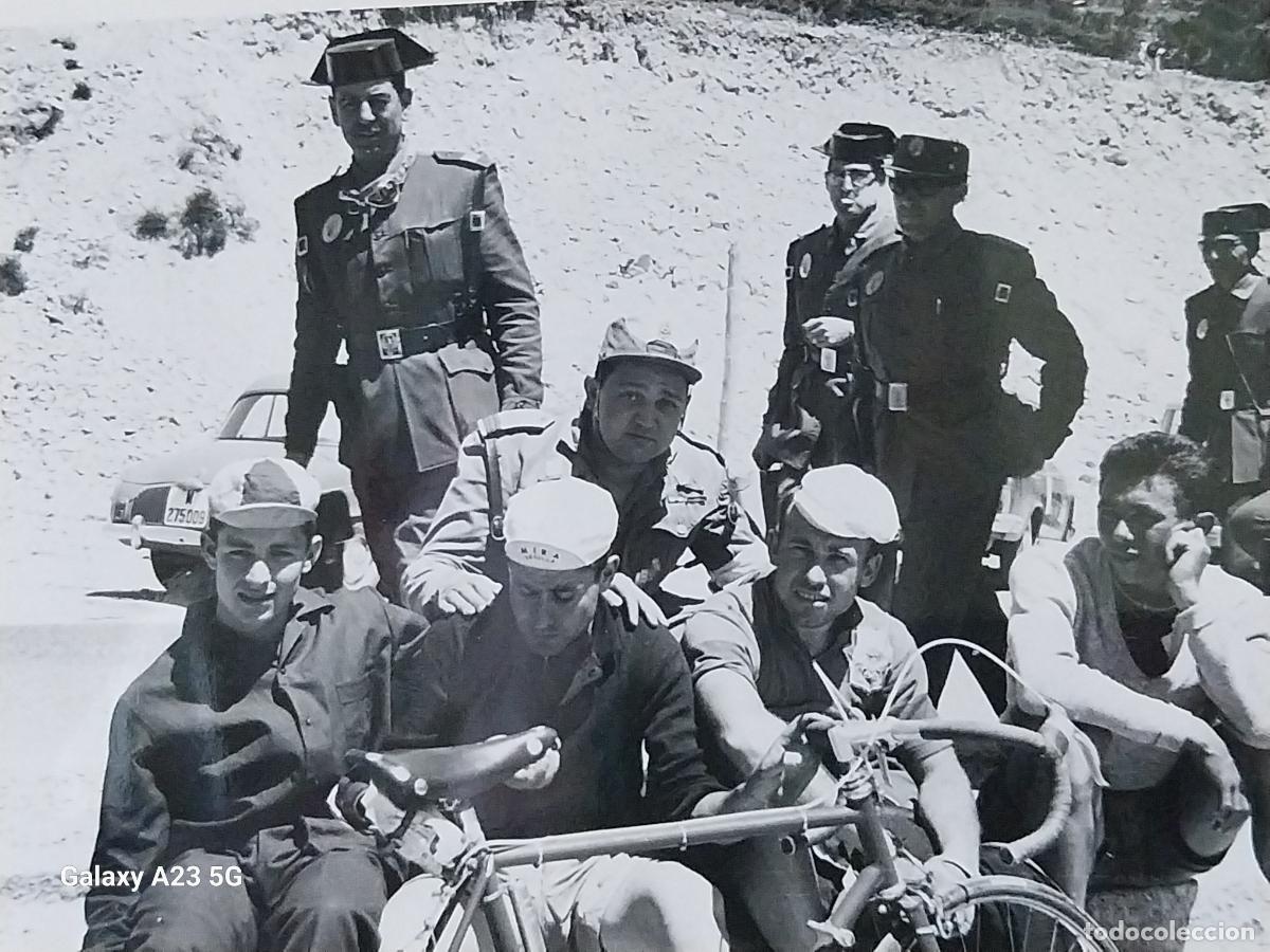 Coleccionismo deportivo: CICLISMO CARRERA A&Ntilde;OS 60 CICLISTAS GUARDIAS CIVILES -- FOTO 16.5X11.3 CMS ORIGINAL EPOCA