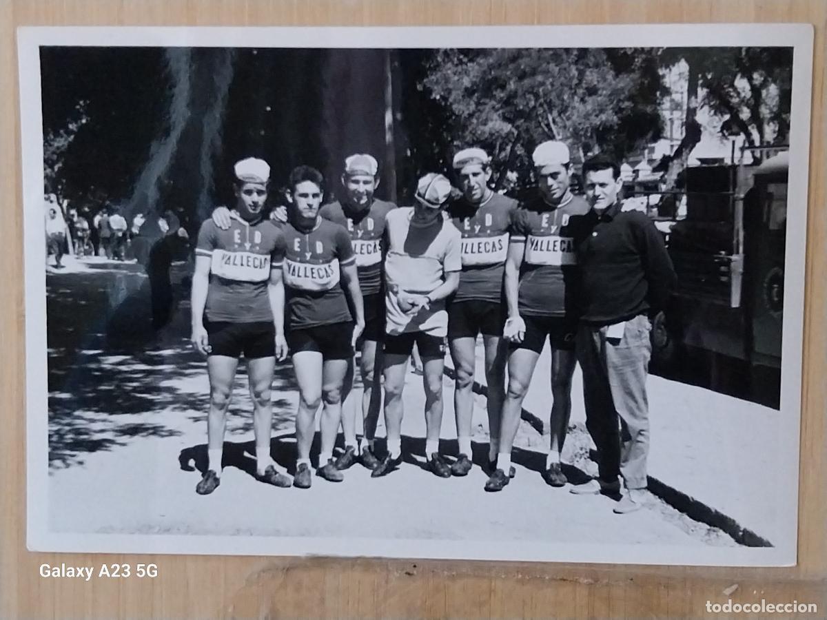 Coleccionismo deportivo: CICLISMO CARRERA A&Ntilde;OS 60 CICLISTAS EQUIPO VALLECAS -- FOTO 16.5X11.3 CMS ORIGINAL EPOCA