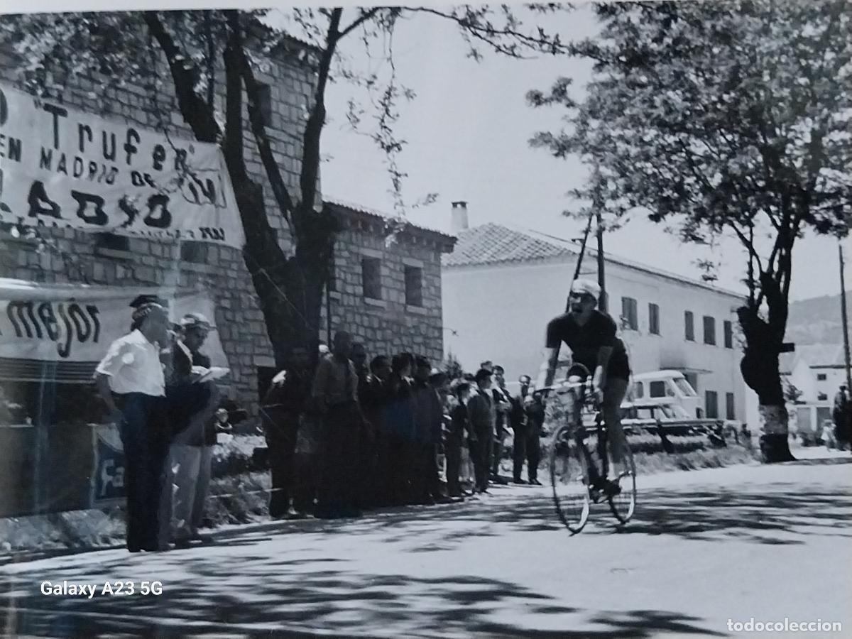 Coleccionismo deportivo: CICLISMO CARRERA A&Ntilde;OS 60 JUECES PANCARTA CICLISTA -- FOTO 16.5X11.3 CMS ORIGINAL EPOCA