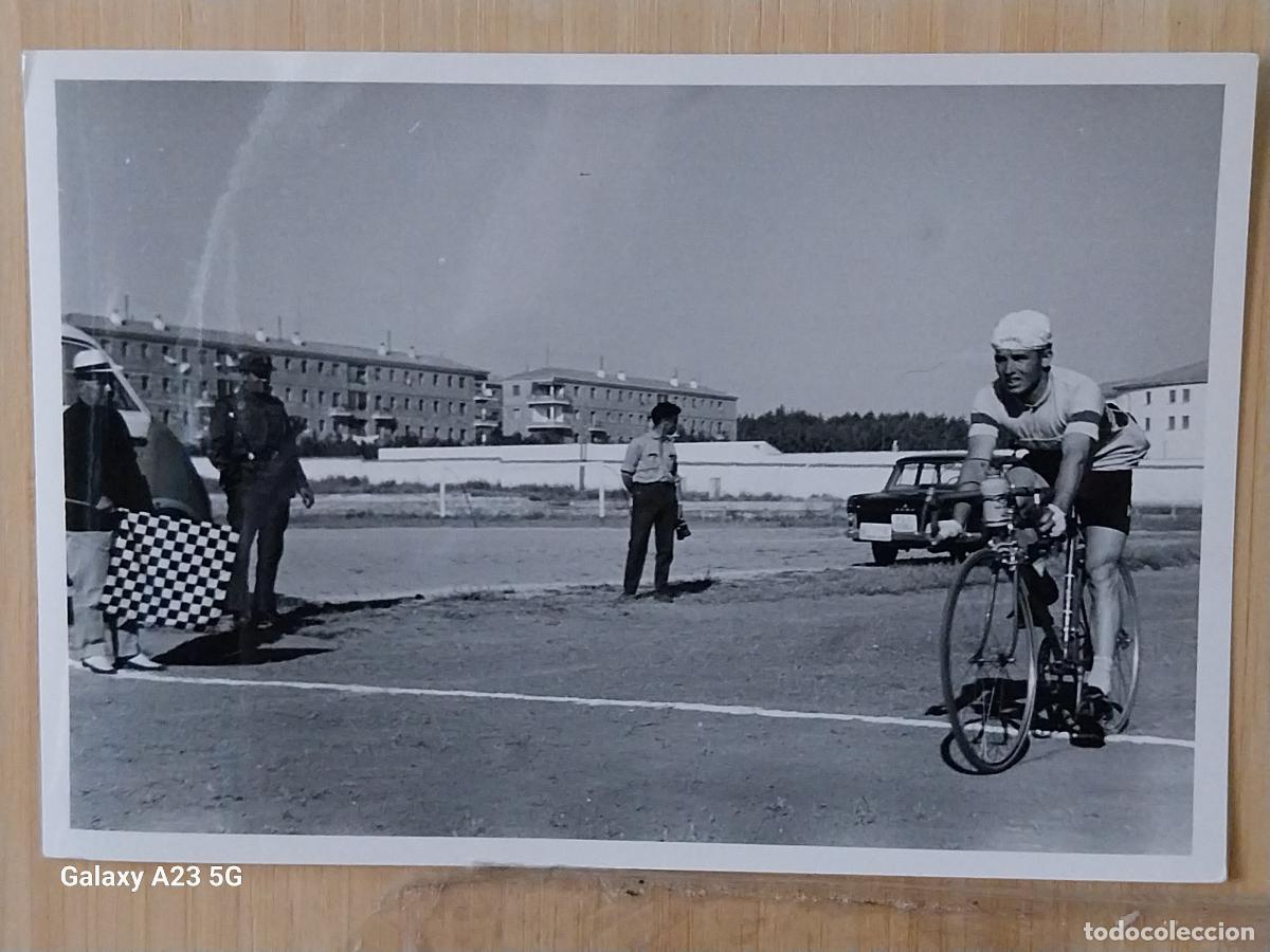 Coleccionismo deportivo: CICLISMO CARRERA A&Ntilde;OS 60 CICLISTA LINEA META BANDERA -- FOTO 16.5X11.3 CMS ORIGINAL EPOCA