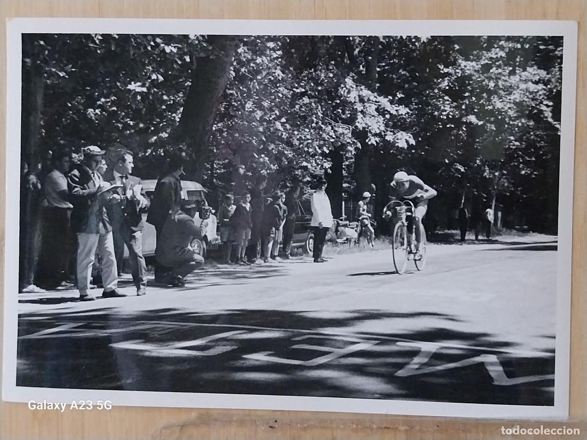 Coleccionismo deportivo: CICLISMO CARRERA A&Ntilde;OS 60 CICLISTA GUARDIA JUECES LINEA META **-- FOTO 16.5X11.3 CMS ORIGINAL EPOCA