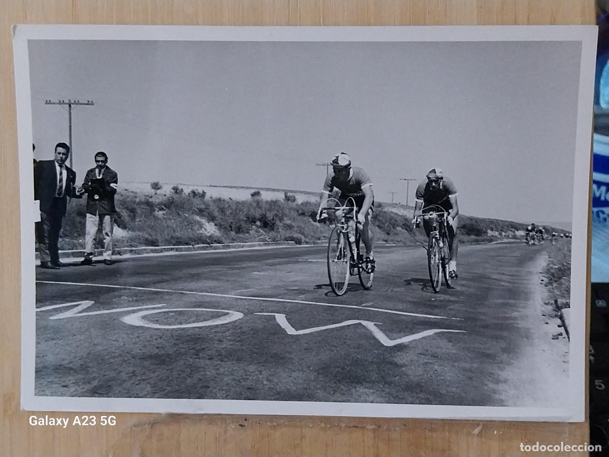 Coleccionismo deportivo: CICLISMO CARRERA A&Ntilde;OS 60 CICLISTAS JUECES LINEA **-- FOTO 16.5X11.3 CMS ORIGINAL EPOCA