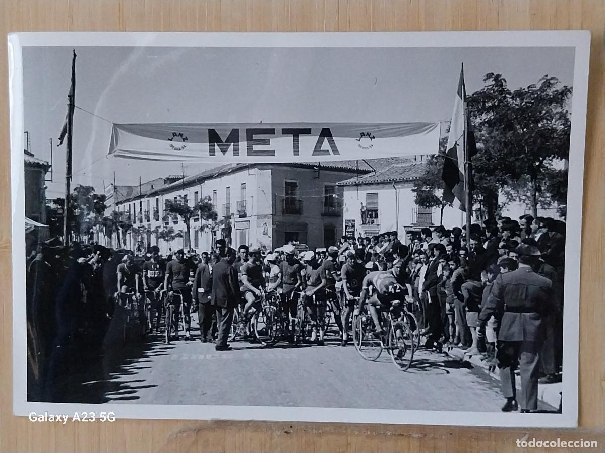 Coleccionismo deportivo: CICLISMO CARRERA A&Ntilde;OS 60 CICLISTAS PELOTON LINEA META **-- FOTO 16.5X11.3 CMS ORIGINAL EPOCA