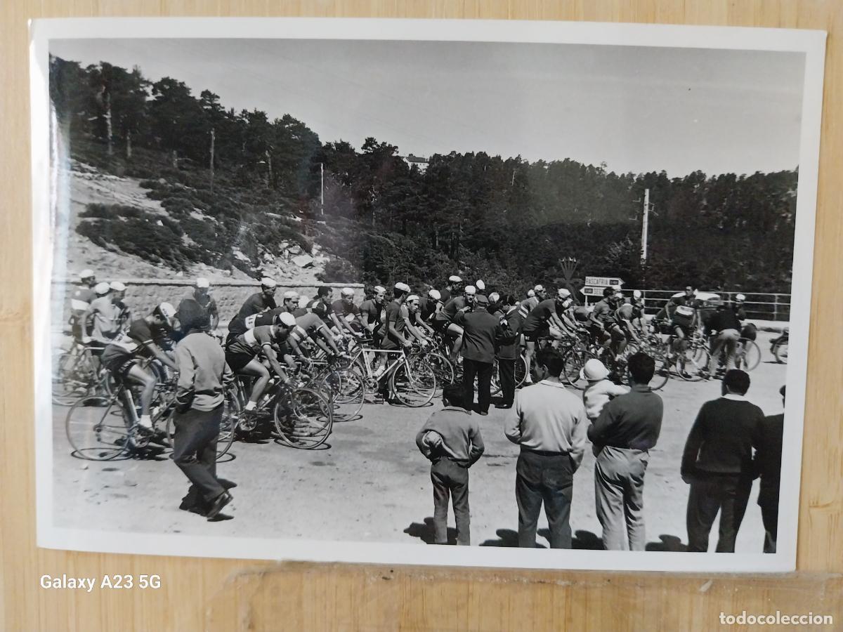 Coleccionismo deportivo: CICLISMO CARRERA A&Ntilde;OS 60 CICLISTAS PELOTON JUECES RASCAFRIA **-- FOTO 16.5X11.3 CMS ORIGINAL EPOCA