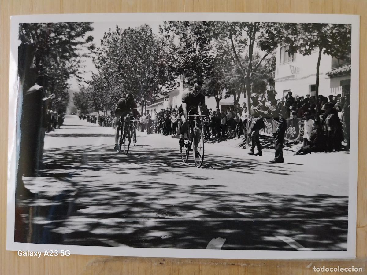 Coleccionismo deportivo: CICLISMO CARRERA A&Ntilde;OS 60 CICLISTAS PUBLICO GUARDIAS CIVILES **-- FOTO 16.5X11.3 CMS ORIGINAL EPOCA