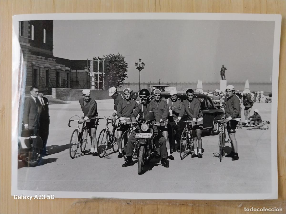 Coleccionismo deportivo: CICLISMO CARRERA A&Ntilde;OS 60 CICLISTAS MOTORISTA **-- FOTO 16.5X11.3 CMS ORIGINAL EPOCA
