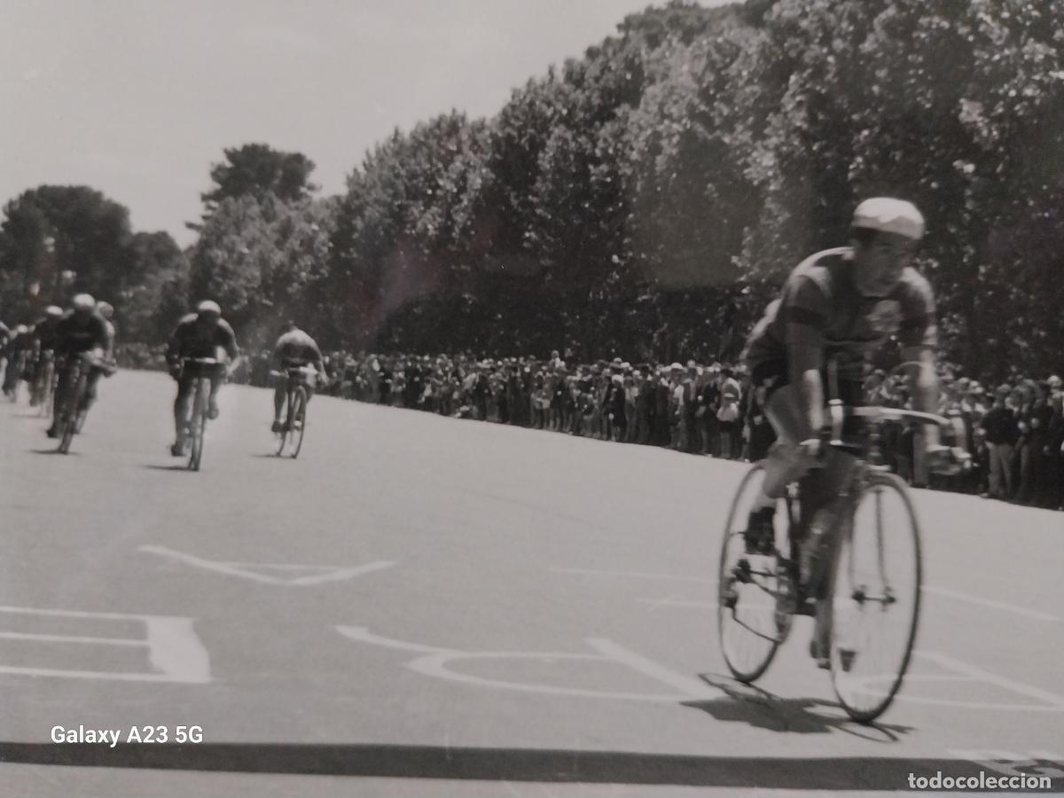 Coleccionismo deportivo: CICLISMO CARRERA A&Ntilde;OS 60 CICLISTAS JUEZ LINEA CONTROL **-- FOTO 16.5X11.3 CMS ORIGINAL EPOCA
