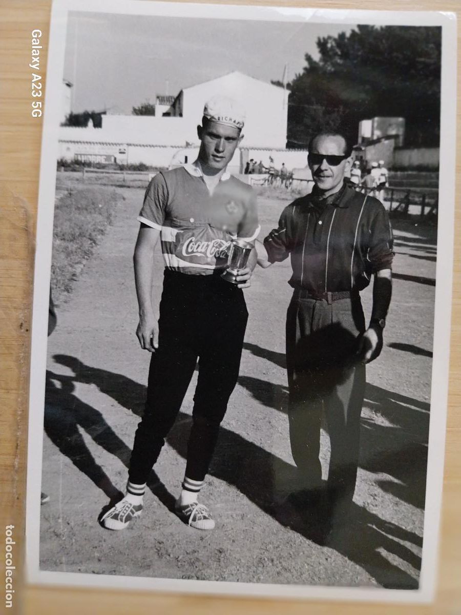 Coleccionismo deportivo: CICLISMO CARRERA A&Ntilde;OS 60 CICLISTA COCA COLA TROFEO **-- FOTO 16.5X11.3 CMS ORIGINAL EPOCA