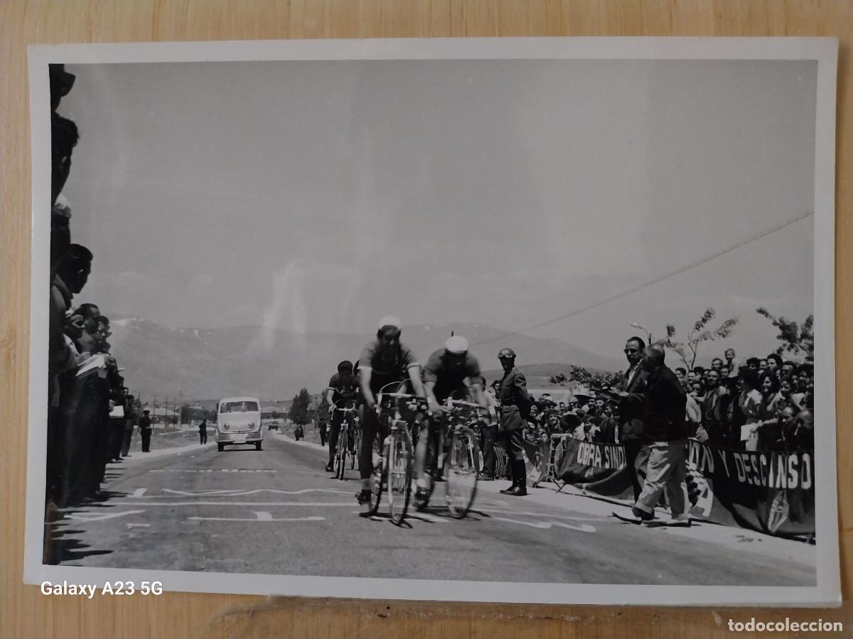 Coleccionismo deportivo: CICLISMO CARRERA A&Ntilde;OS 60 CICLISTA COCAS JUEZ COCHE **-- FOTO 16.5X11.3 CMS ORIGINAL EPOCA