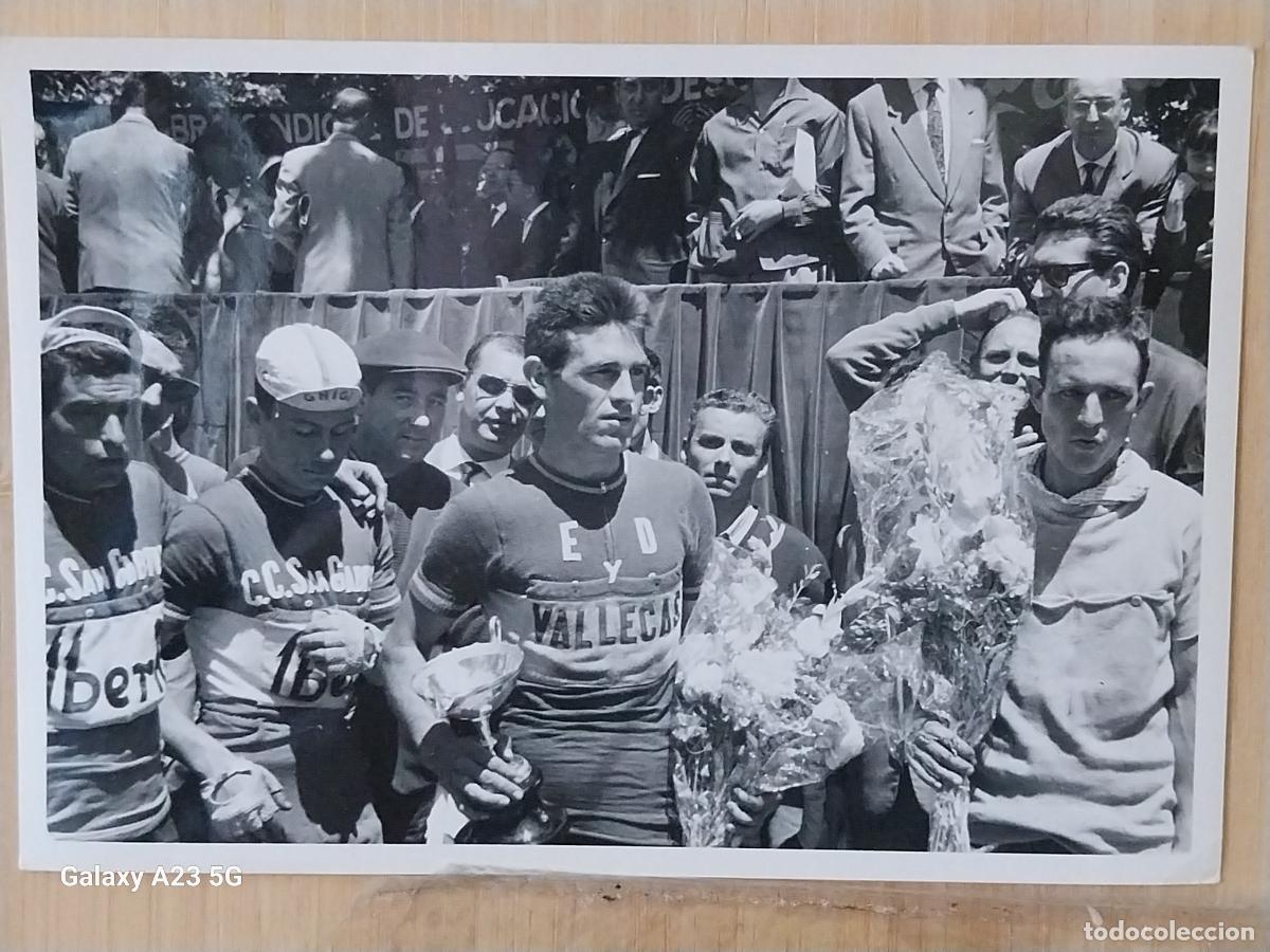 Coleccionismo deportivo: CICLISMO CARRERA A&Ntilde;OS 60 CICLISTAS TROFEOS PUBLICO *-- FOTO 16.5X11.3 CMS ORIGINAL EPOCA
