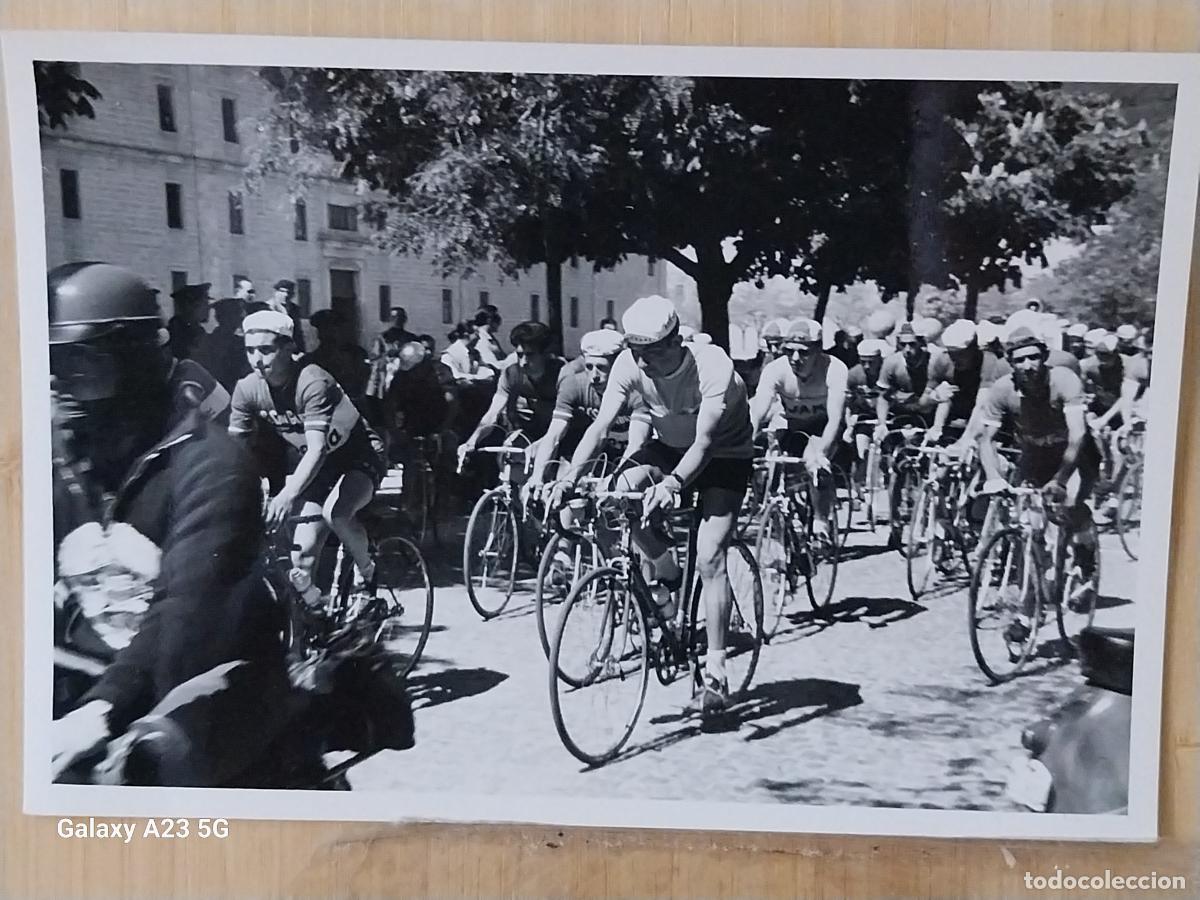 Coleccionismo deportivo: CICLISMO CARRERA A&Ntilde;OS 60 CICLISTAS MOTORISTA PUBLICO PELOTON *-- FOTO 16.5X11.3 CMS ORIGINAL EPOCA