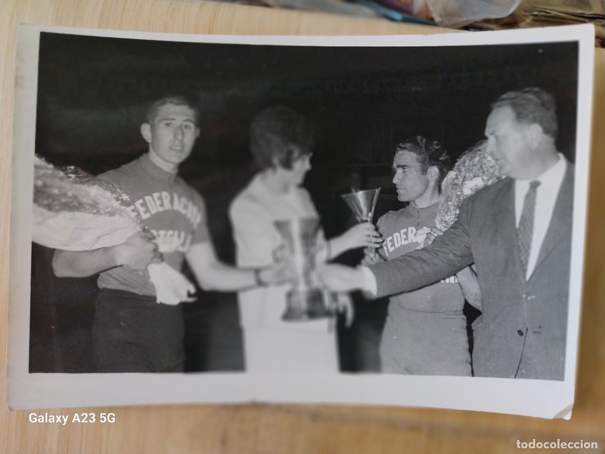 Coleccionismo deportivo: CICLISMO CARRERA A&Ntilde;OS 60 CICLISTAS FEDERACION CASTELLANA *-- FOTO 18X12.2 CMS ORIGINAL EPOCA IBA&Ntilde;EZ