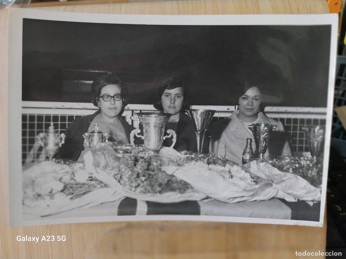 Coleccionismo deportivo: CICLISMO CARRERA A&Ntilde;OS 60 CICLISTAS MUJERES TROFEOS *-- FOTO 18X12.2 CMS ORIGINAL EPOCA IBA&Ntilde;EZ