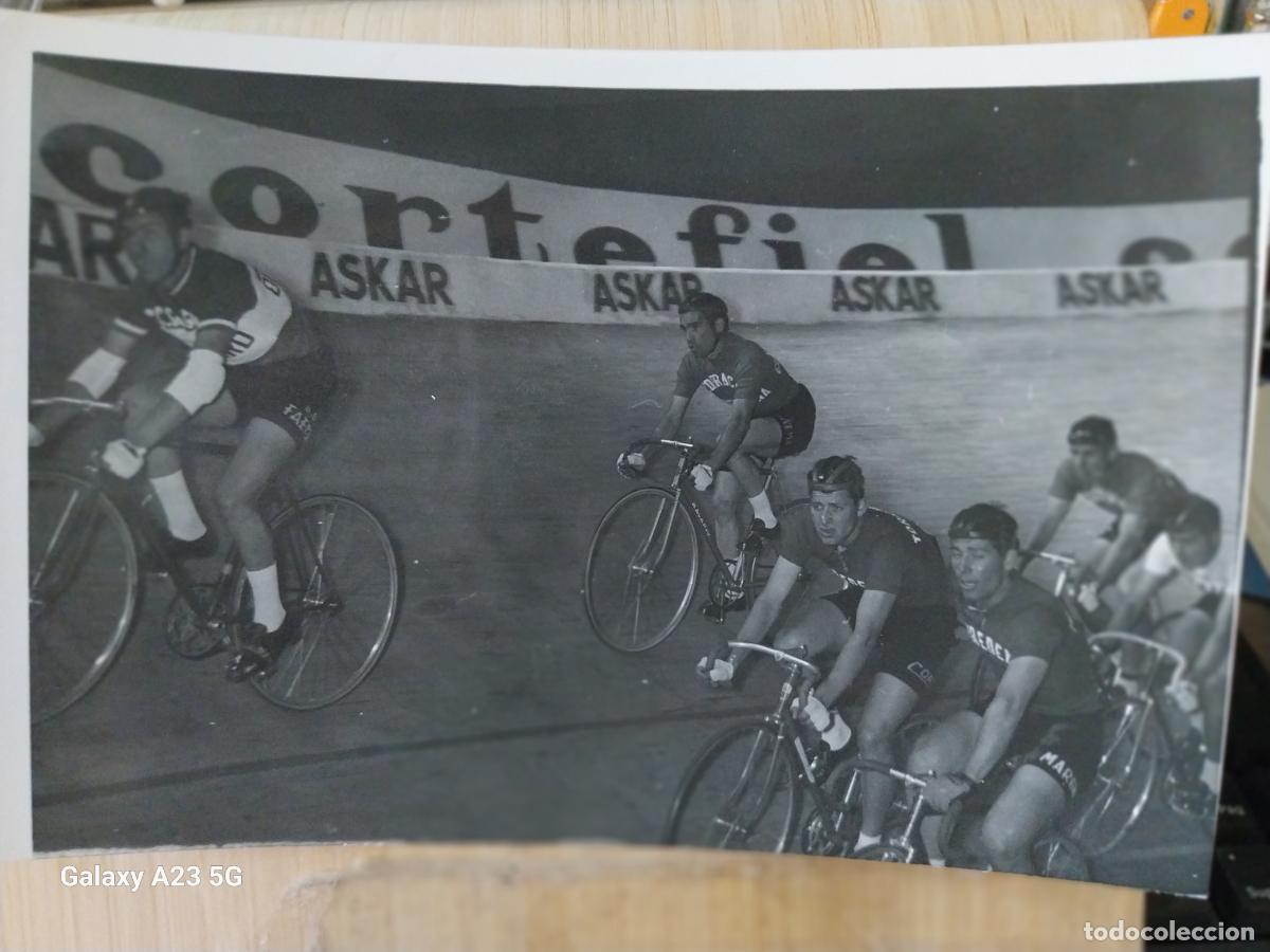 Coleccionismo deportivo: CICLISMO CARRERA A&Ntilde;OS 60 CICLISTAS PISTA TORREDEMER EQUIP *-- FOTO 18X12.2 CMS ORIGINAL EPOCA IBA&Ntilde;EZ