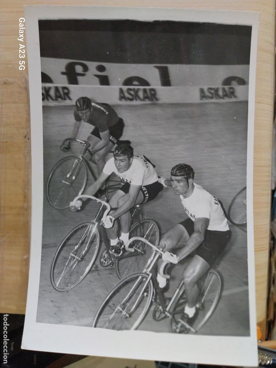 Coleccionismo deportivo: CICLISMO CARRERA A&Ntilde;OS 60 CICLISTAS PISTA FINANZAUTO P *-- FOTO 18X12.2 CMS ORIGINAL EPOCA IBA&Ntilde;EZ