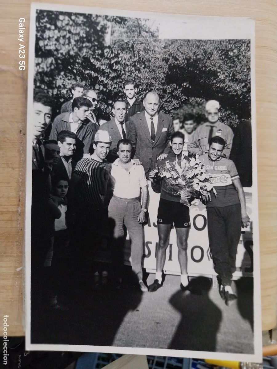 Coleccionismo deportivo: CICLISMO CARRERA A&Ntilde;OS 60 CICLISTAS VUELTA A SEVILLA *-- FOTO 17X11.5 CMS ORIGINAL EPOCA IBA&Ntilde;EZ