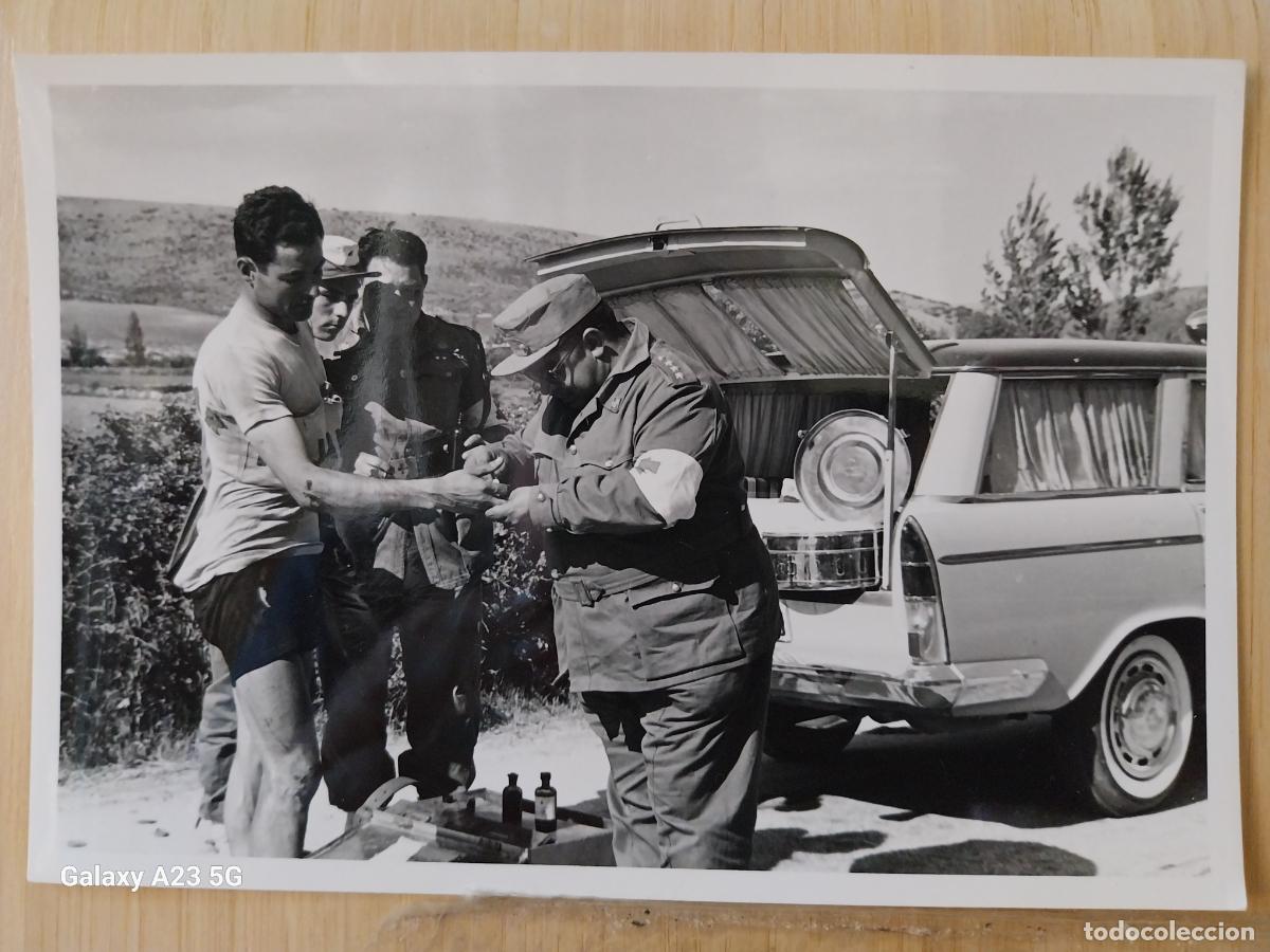 Coleccionismo deportivo: CICLISMO CARRERA A&Ntilde;OS 60 CICLISTA AMBULANCIA SANITARIO *-- FOTO 16.5X11.3 CMS ORIGINAL EPOCA
