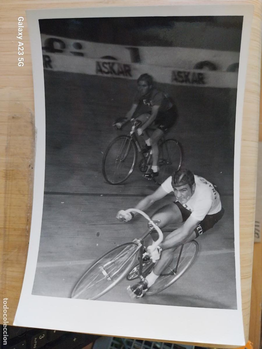 Coleccionismo deportivo: CICLISMO CARRERA A&Ntilde;OS 60 CICLISTA LANCE PISTA *-*- FOTO 18X12.3 CMS ORIGINAL