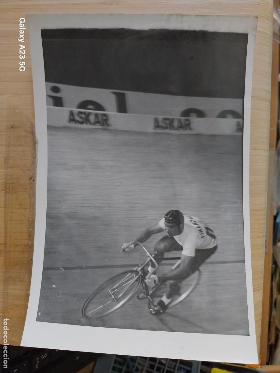 Coleccionismo deportivo: CICLISMO CARRERA A&Ntilde;OS 60 CICLISTA FINANZAUTO PEGASO PISTA *-*- FOTO 18X12.3 CMS ORIGINAL