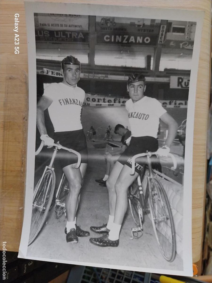 Coleccionismo deportivo: CICLISMO CARRERA A&Ntilde;OS 60 CICLISTAS FINANZAUTO PEGASO PISTA *-*- FOTO 18X12.3 CMS ORIGINAL
