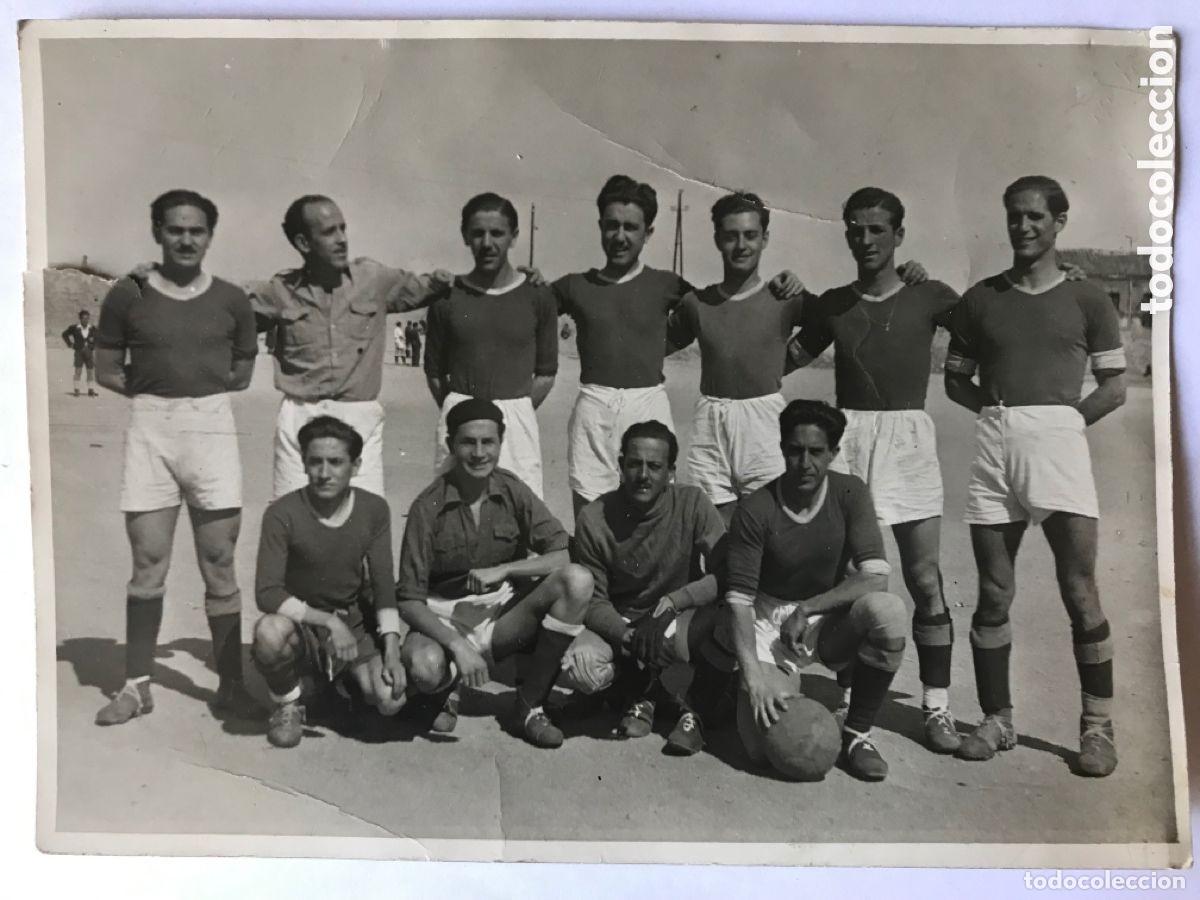 Coleccionismo deportivo: Foto equipo de f&uacute;tbol creo que Zamora. Campo del Gamazo 1944