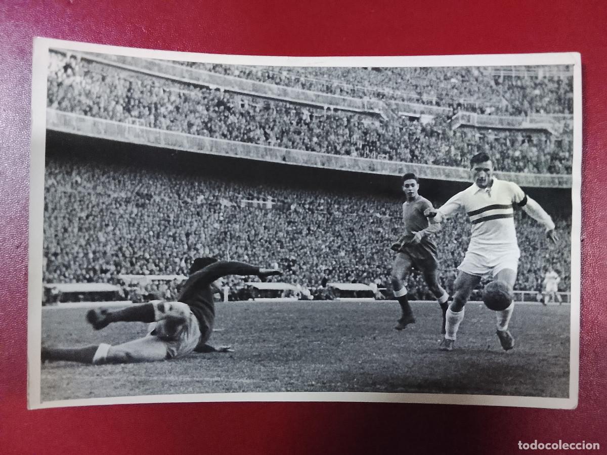Coleccionismo deportivo: Fotograf&iacute;a del partido entre el combinado Atl&eacute;tico-Real Madrid y el Honved de Budapest