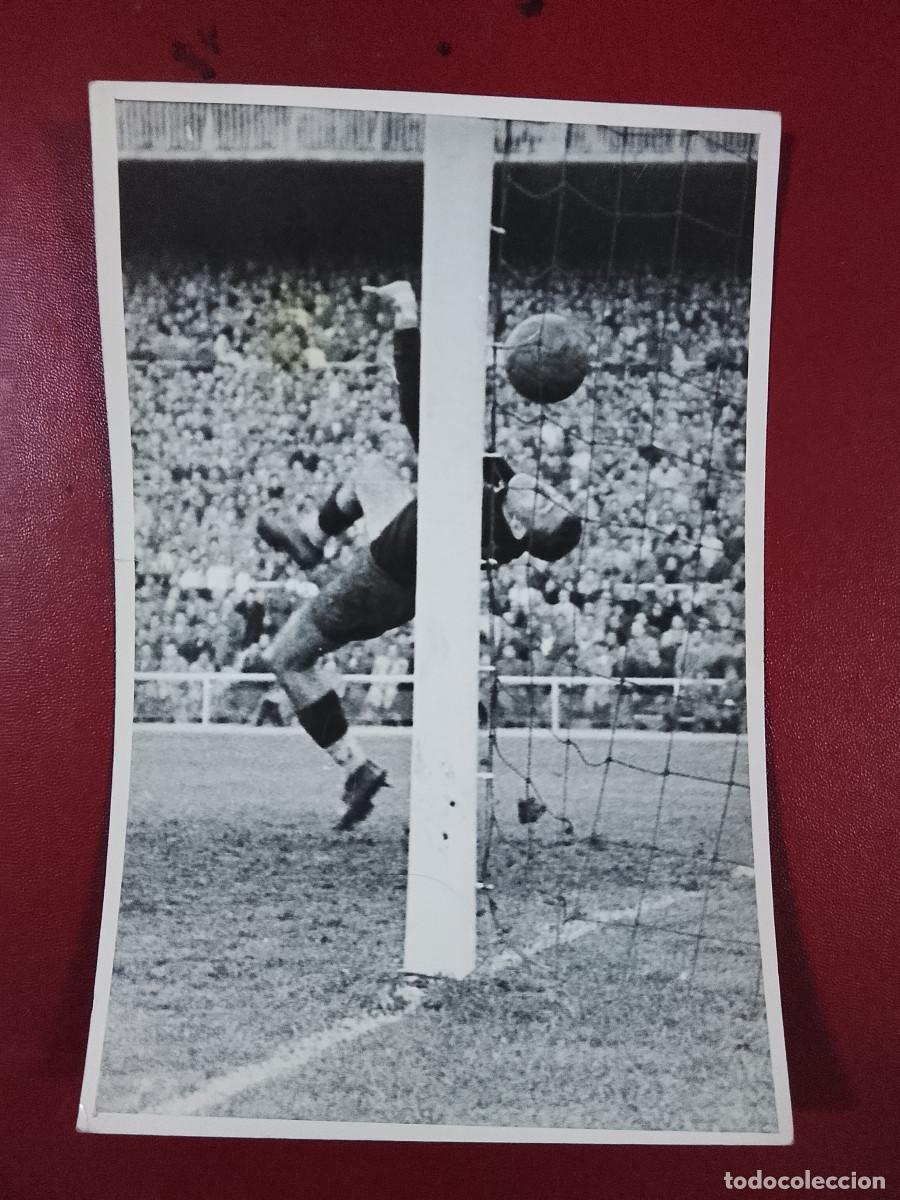 Coleccionismo deportivo: Fotograf&iacute;a del partido entre el combinado Atl&eacute;tico-Real Madrid y el Honved de Budapest