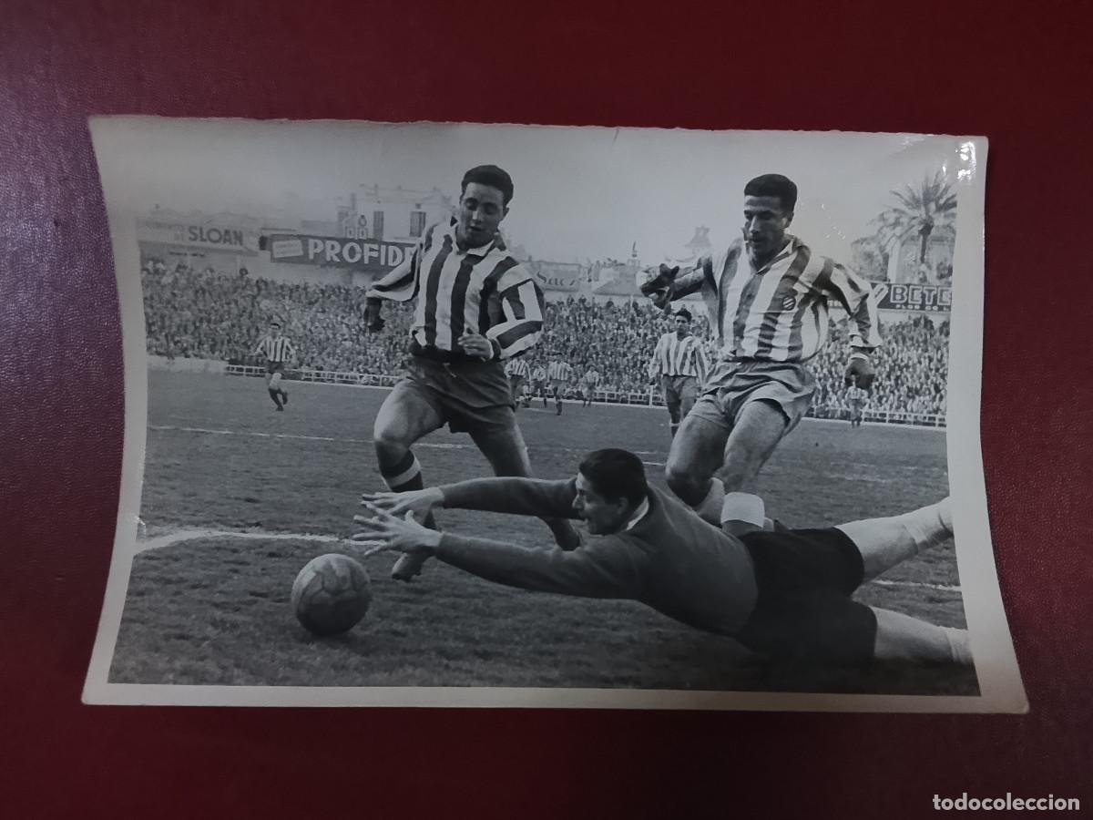 Coleccionismo deportivo: Fotograf&iacute;a de partido Espa&ntilde;ol - Atl&eacute;tico de Madrid. Parada del portero Vicente (a&ntilde;os cincuenta)