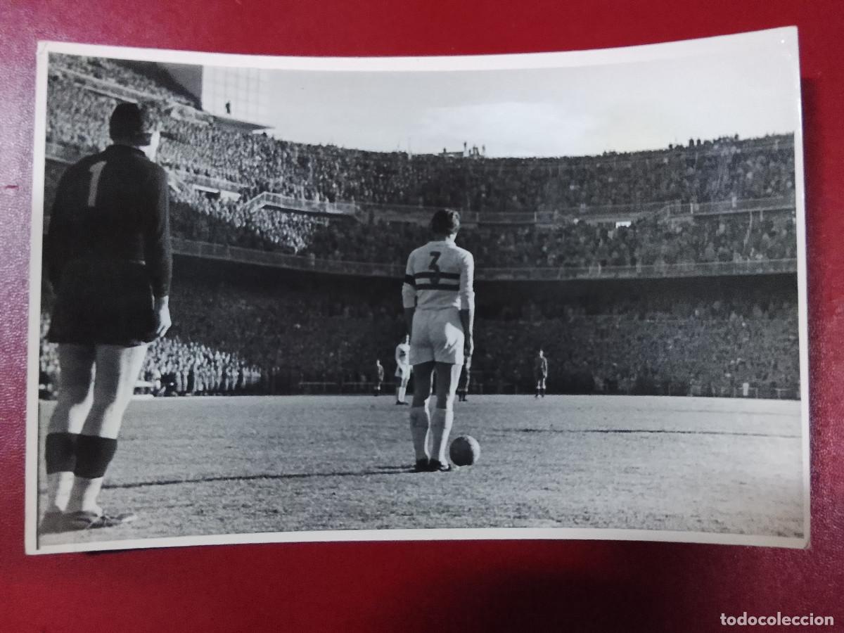 Coleccionismo deportivo: Fotograf&iacute;a del partido entre el combinado Atl&eacute;tico-Real Madrid y el Honved de Budapest