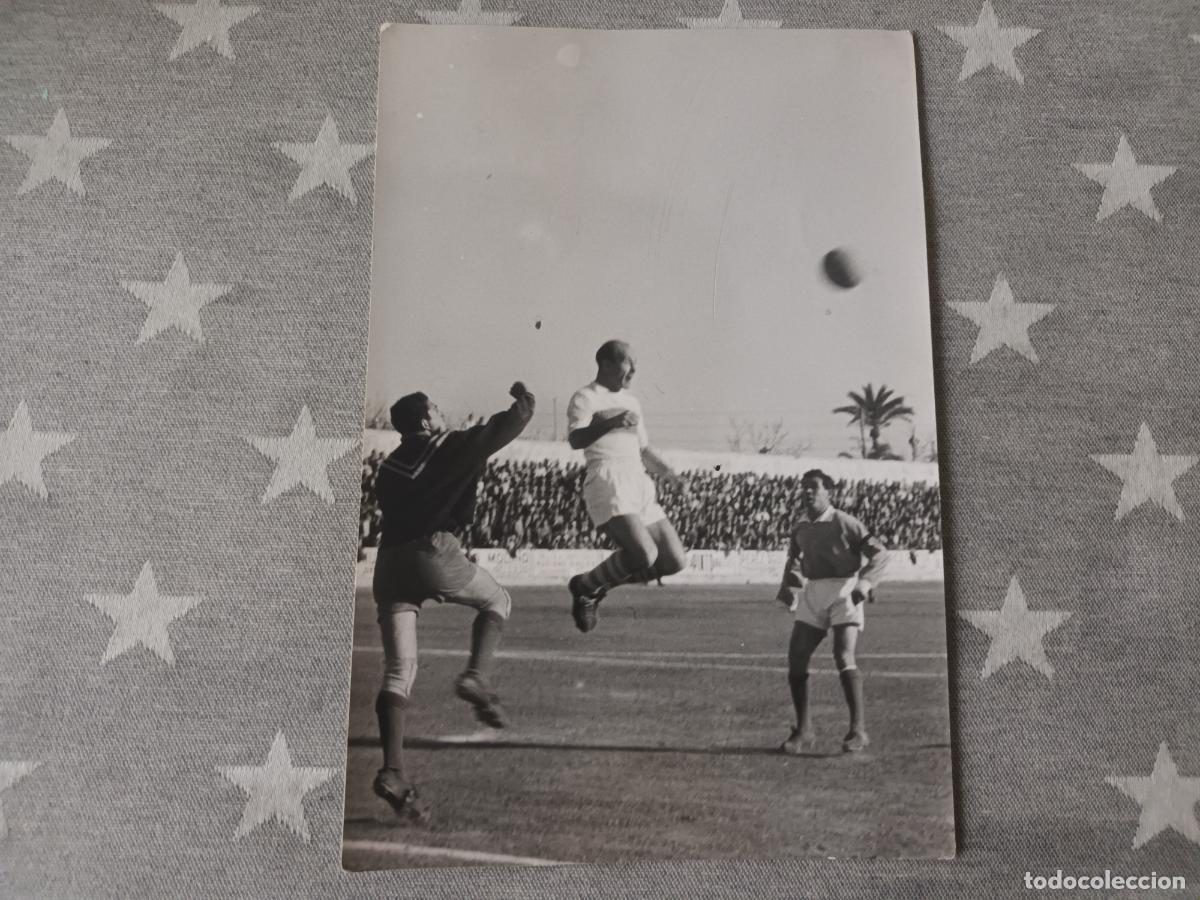 Coleccionismo deportivo: FOTOGRAF&Iacute;A JUGADOR FUTBOL CESAR C. F ELCHE. CAMPO