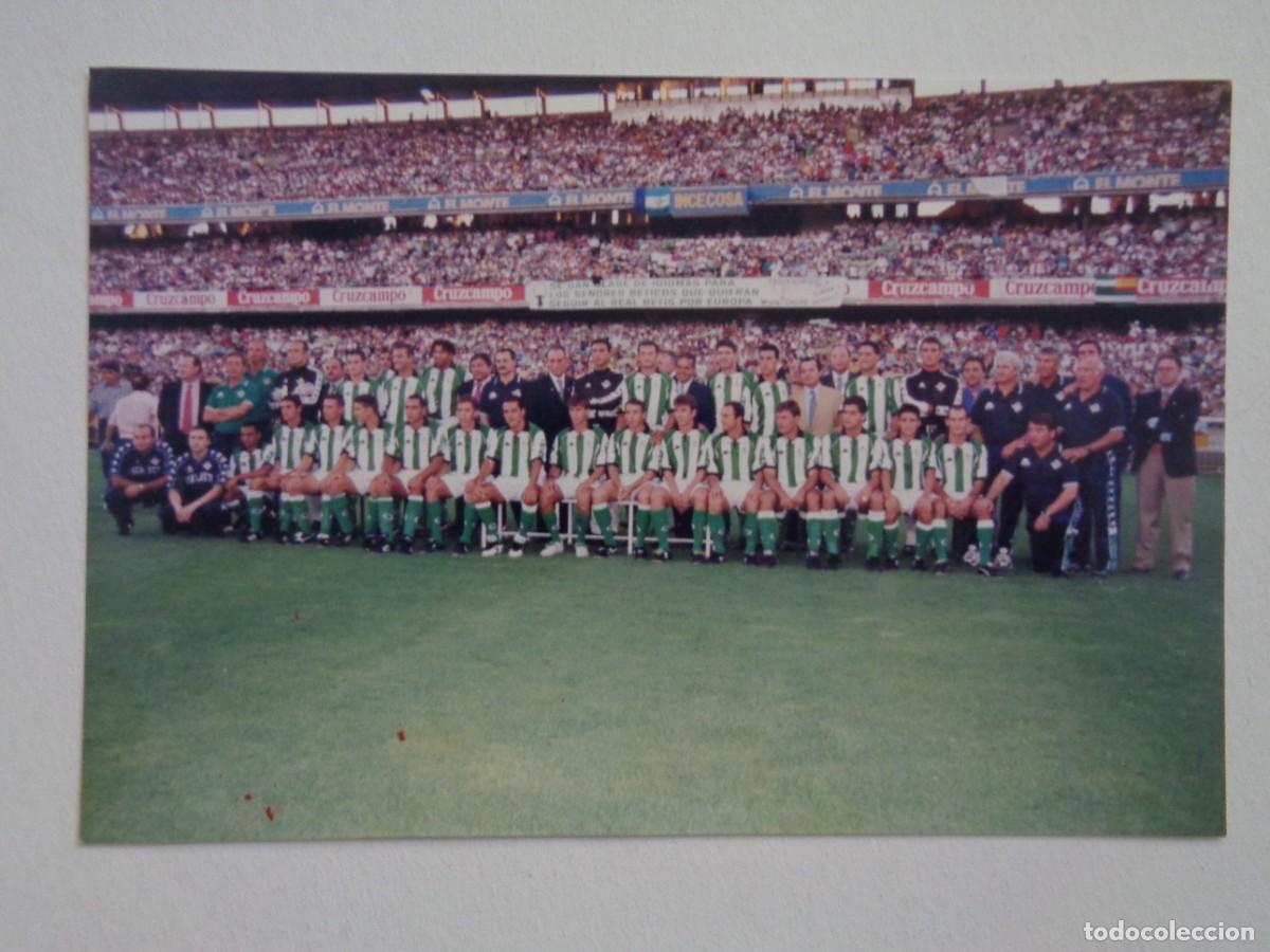 Coleccionismo deportivo: REAL BETIS BALOMPI&Eacute; : FOTO GRUPAL DE TODO EL EUIPO Y PERSONAL, LOPERA , ETC