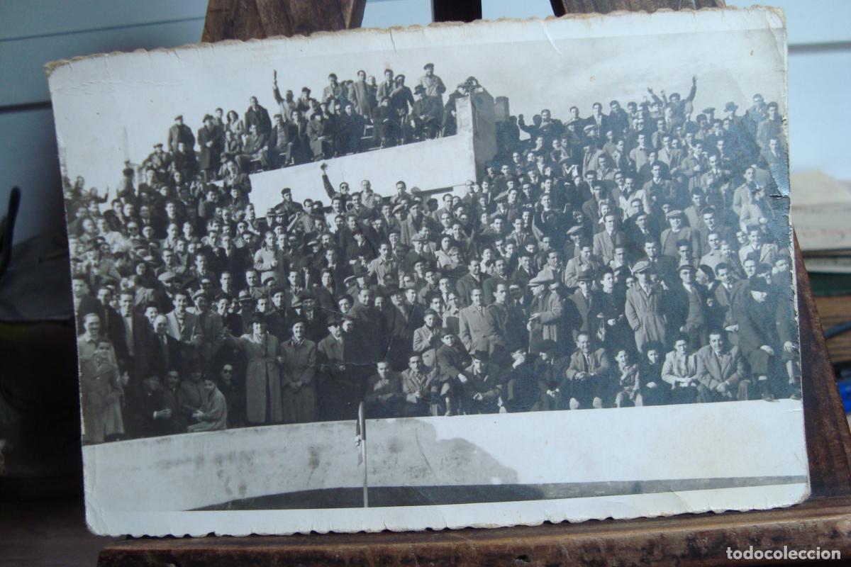 Coleccionismo deportivo: ANTIGUA FOTOGRAFIA AFICIONADOS GRADAS. PARTIDO FUTBOL SABADELL - NASTIC TARRAGONA. 2&ordm; DIVISION 1946