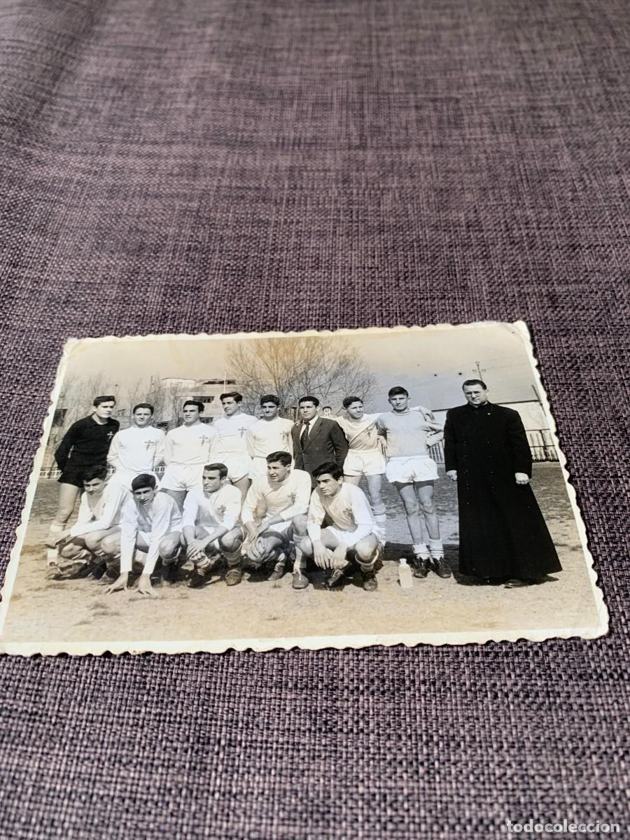 Coleccionismo deportivo: FOTOGRAFIA EQUIPO FUTBOL. A&Ntilde;OS 50-60. 10X7 CM. PEDIDO MINIMO 10 EUROS.