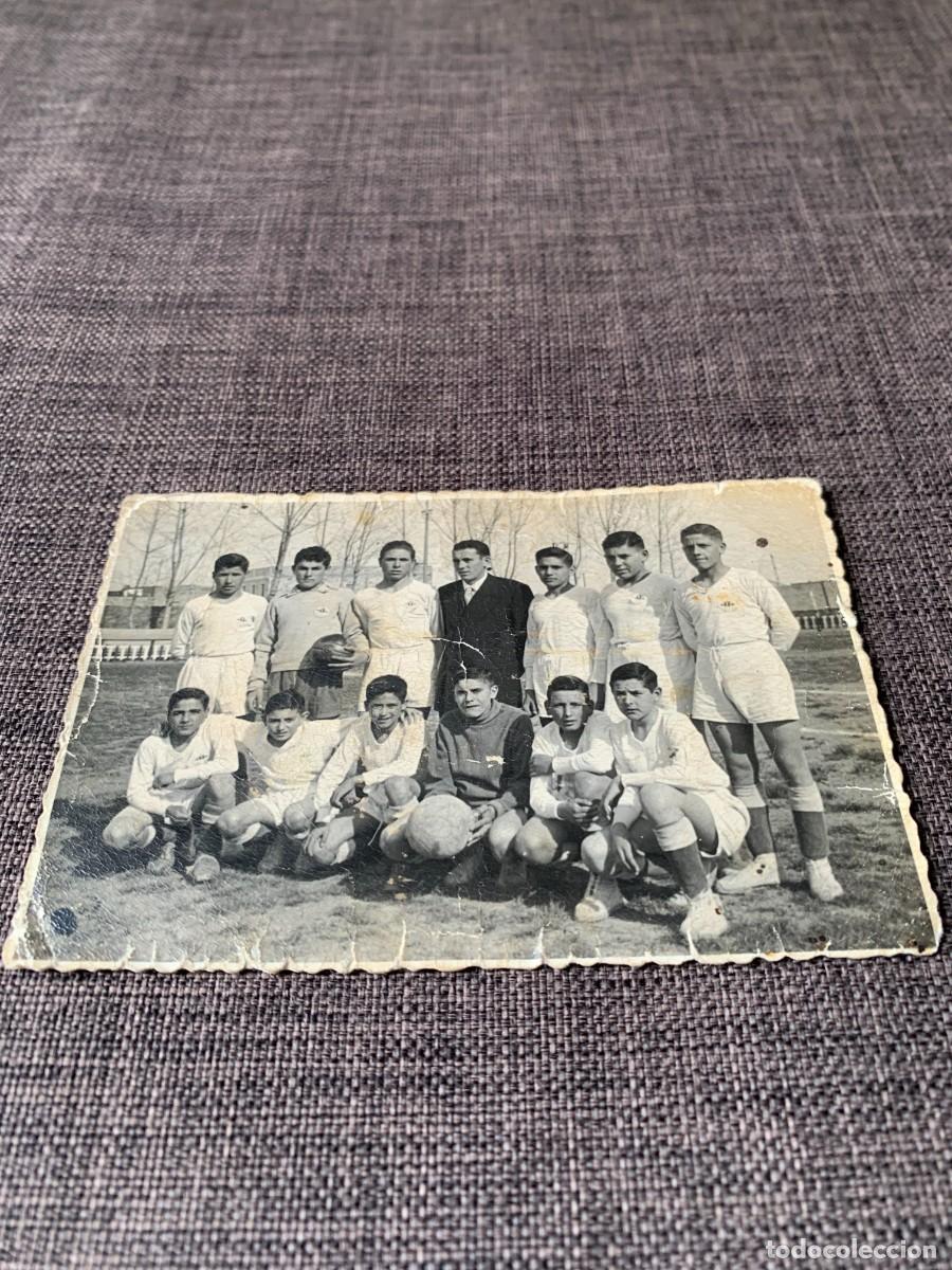 Coleccionismo deportivo: FOTOGRAFIA 1957. EQUIPO FUTBOL DE MARINA?. 10X7 CM. PEDIDO MINIMO 10 EUROS.