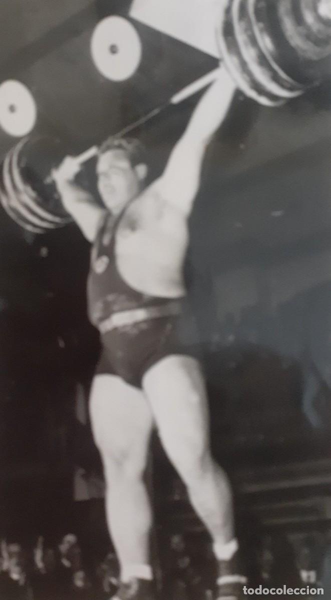 Coleccionismo deportivo: FOTO LEONID JABOTINSKI, BATIENDO UN NUEVO RECORD MUNDIAL