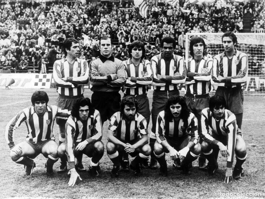 Coleccionismo deportivo: AT. MADRID. ALINEACI&Oacute;N PARTIDO DE LIGA 1976-1977 EN EL CALDER&Oacute;N VS R. MADRID. FOTO