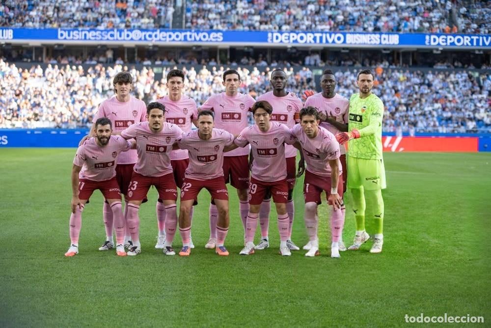 Coleccionismo deportivo: VALENCIA C.F. ALINEACI&Oacute;N PARTIDO DE LIGA 2026-2027 EN RIAZOR VS D. CORU&Ntilde;A. FOTO