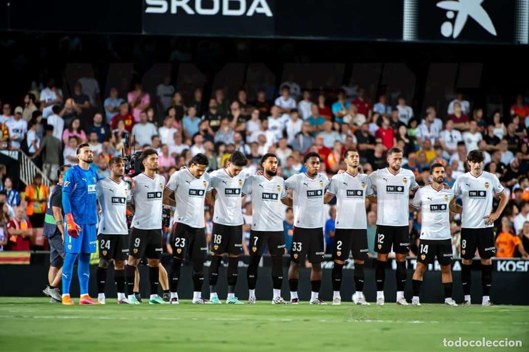 Coleccionismo deportivo: VALENCIA C.F. ALINEACI&Oacute;N PARTIDO DE LIGA 2026-2027 EN MESTALLA VS R.SOCIEDAD. FOTO