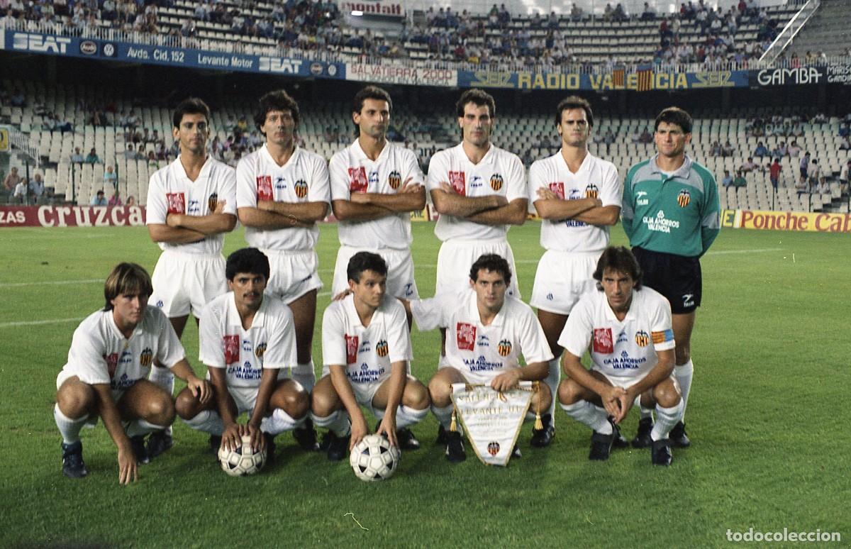 Coleccionismo deportivo: VALENCIA C.F. ALINEACI&Oacute;N PARTIDO AMISTOSO 1988 EN MESTALLA VS LEVANTE. FOTO