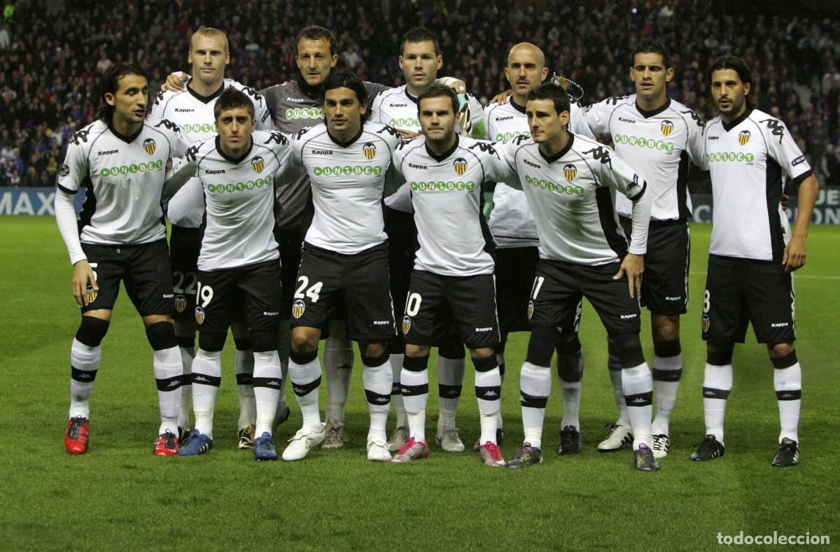 Coleccionismo deportivo: VALENCIA C.F. ALINEACI&Oacute;N PARTIDO CHAMPIONS 2010-2011 EN GLASGOW VS G. RANGERS. FOTO