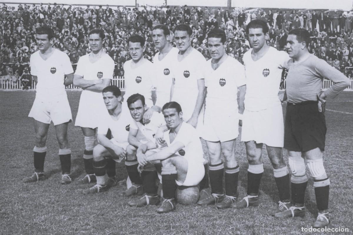 Coleccionismo deportivo: VALENCIA C.F. ALINEACI&Oacute;N PARTIDO DE LIGA 1933-1934 EN EL SARDINERO VS R. SANTANDER. FOTO